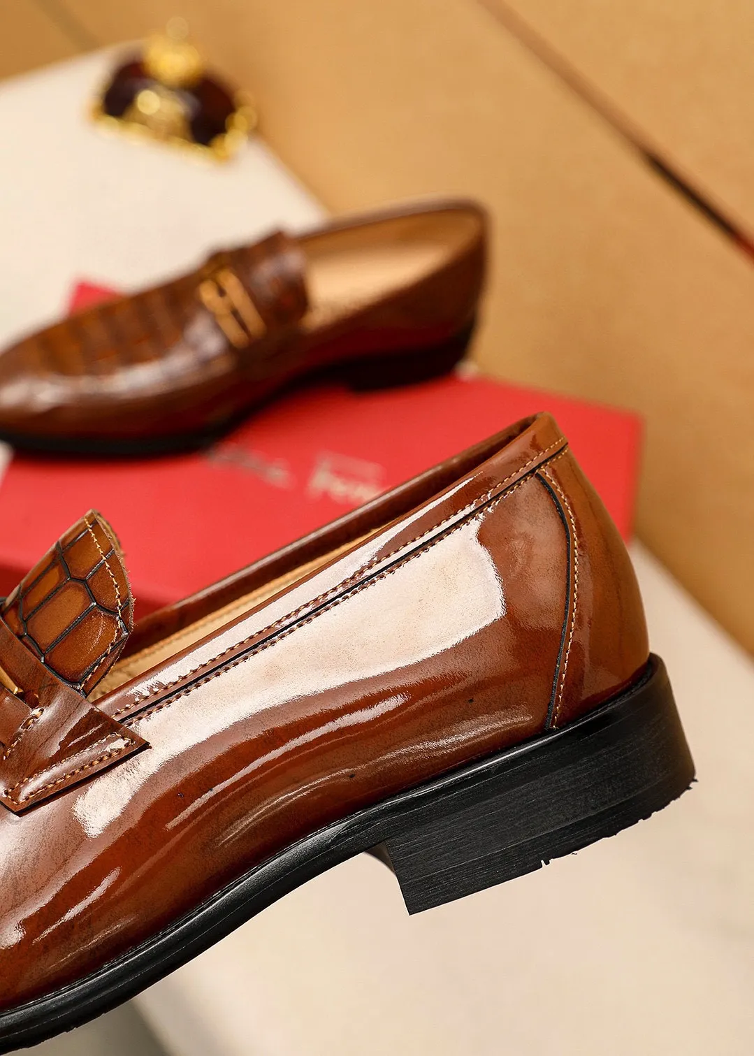 Men's shoes 💰480💰 Product trademark: Ferragamo "Ferragamo" casual leather shoes Regular size: 38-44 (45🉑️customized) Product materials: Selected imported first-layer open-edge beaded calfskin embossed upper + original hardware buckle, imported water-dyed cowhide leather lining. Strong three-dimensional visual effect, combined outsole Color: 2⃣️colors available